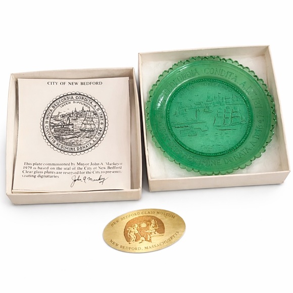Vintage New Bedford Green Glass Seal Plate 3.5” City of New Bedford Markey 1979 - Picture 3 of 4